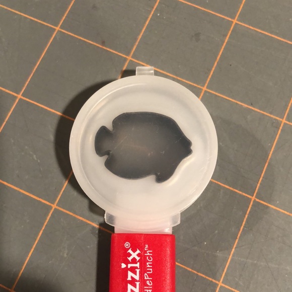 4. Sizzix Paddle Punch Positionable hand Punch dies - Picture 4 of 15